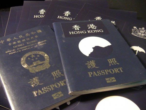 特區護照變「香港護照」 護照貼紙合法嗎？入境處這樣說