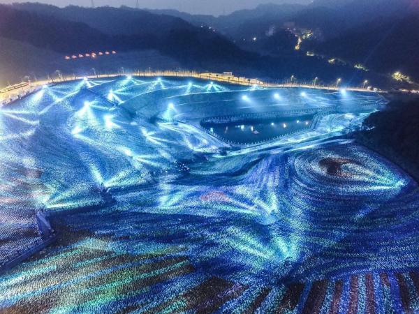 台灣重現梵谷名畫「星空草原」 廢物一樣能變藝術品！
