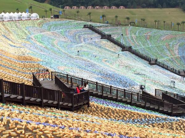 台灣重現梵谷名畫「星空草原」 廢物一樣能變藝術品！