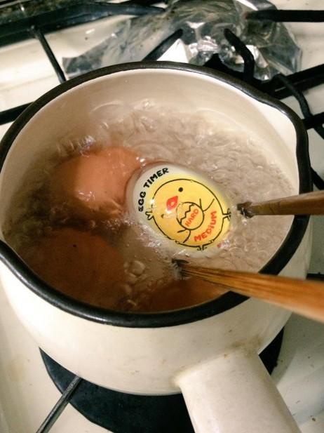 輕易煮出糖心蛋！ 日本100円隨熟度變色的煮蛋計時器