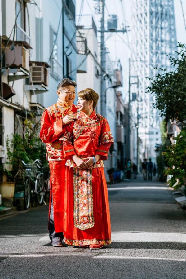 服裝定攝影師問題？日本影婚照大中伏 網民：有中國殭屍逛日本大街的感覺
