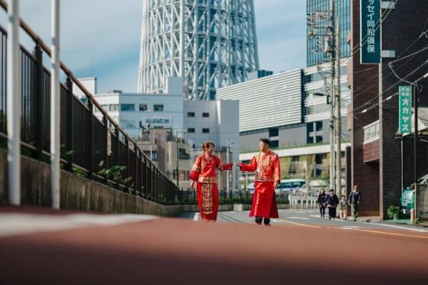 服裝定攝影師問題？日本影婚照大中伏 網民：有中國殭屍逛日本大街的感覺