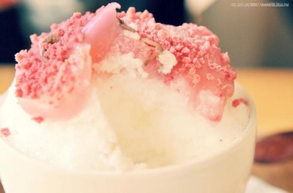 首爾夢幻超粉紅牛奶櫻花冰 相約閨蜜來這裏瘋狂自拍