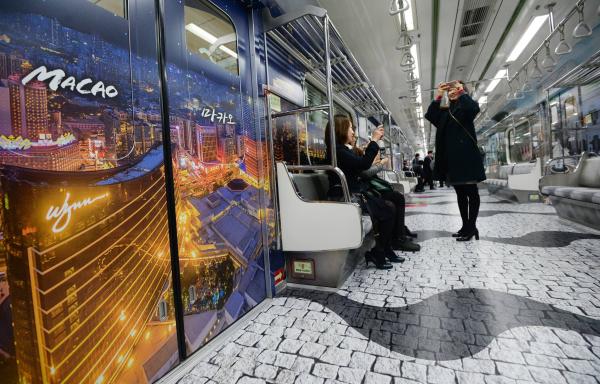 搭地鐵都可以影3D相！ 韓國地鐵車廂環遊世界3D畫