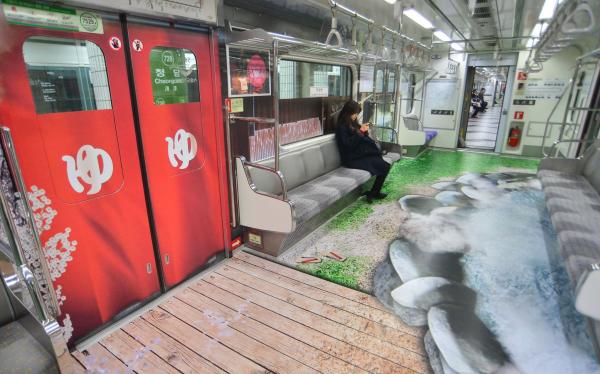 搭地鐵都可以影3D相！ 韓國地鐵車廂環遊世界3D畫