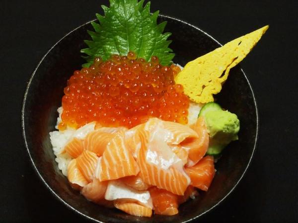 新鮮三文魚配啖啖魚籽! 東京抵食三文魚親子丼 5 選