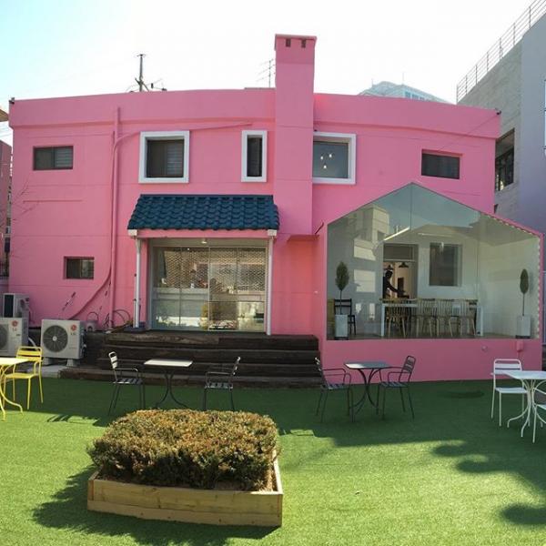 韓妹新聚腳地！首爾童話式粉紅咖啡店 超過20款人氣彩妝、生活小品任你揀