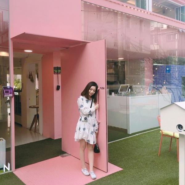 韓妹新聚腳地！首爾童話式粉紅咖啡店 超過20款人氣彩妝、生活小品任你揀