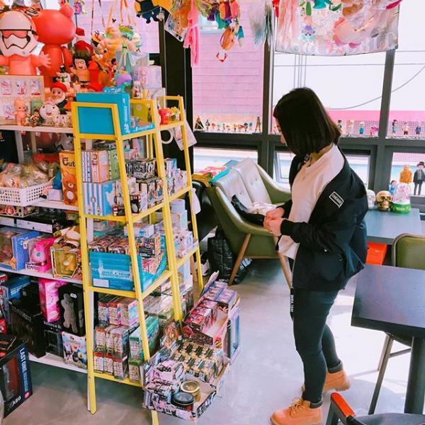 首爾玩具王國咖啡店 邊食邊玩各款懷舊玩具、露天粉嫩擺設