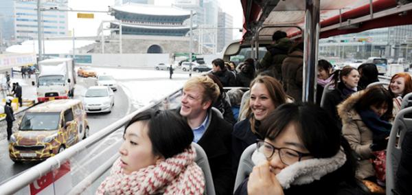 「首爾城市觀光巴士」開放轉乘 一票去勻明洞、梨大、林蔭道等熱門景點！
