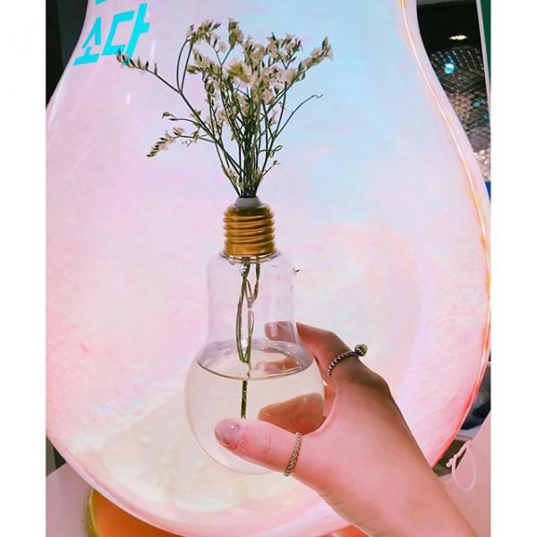 韓國人手上必有一杯! 首爾人氣發光消暑「燈泡梳打」新登場