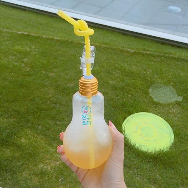 韓國人手上必有一杯! 首爾人氣發光消暑「燈泡梳打」新登場
