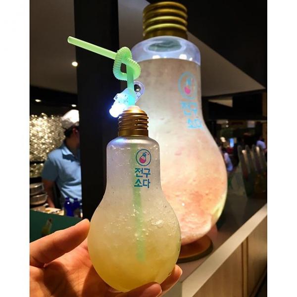 韓國人手上必有一杯! 首爾人氣發光消暑「燈泡梳打」新登場
