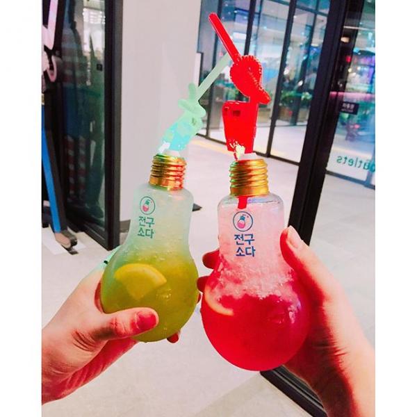 韓國人手上必有一杯! 首爾人氣發光消暑「燈泡梳打」新登場
