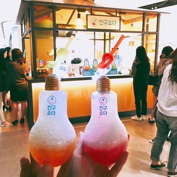 韓國人手上必有一杯! 首爾人氣發光消暑「燈泡梳打」新登場