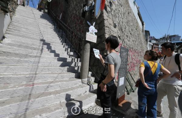 不要再這樣了！ 首爾著名花樓梯壁畫從此消失