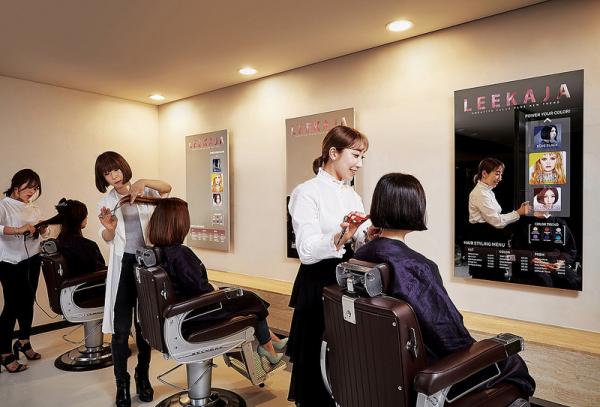 首爾第一間「魔鏡」美容院 全新一站式化妝、設計造型、睇韓劇服務