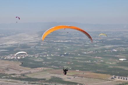 台北都有得玩! 睇住靚景平玩滑翔傘