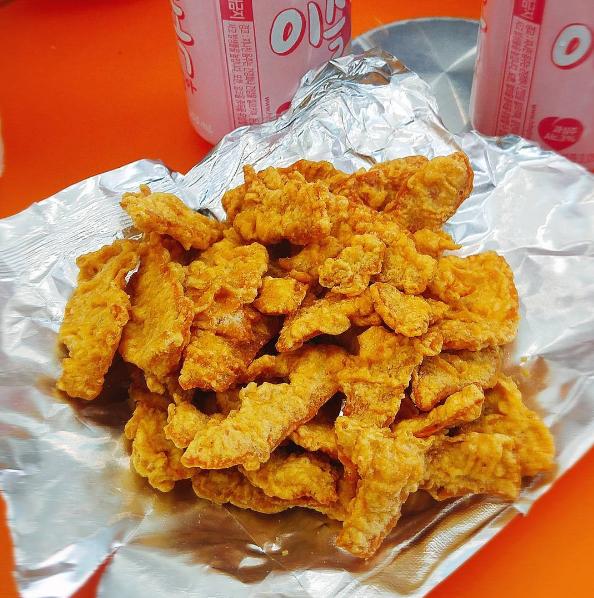 食左即變「炸雞大人」！ 韓國便利店人氣小吃 100%雞肉製造炸雞脆片　
