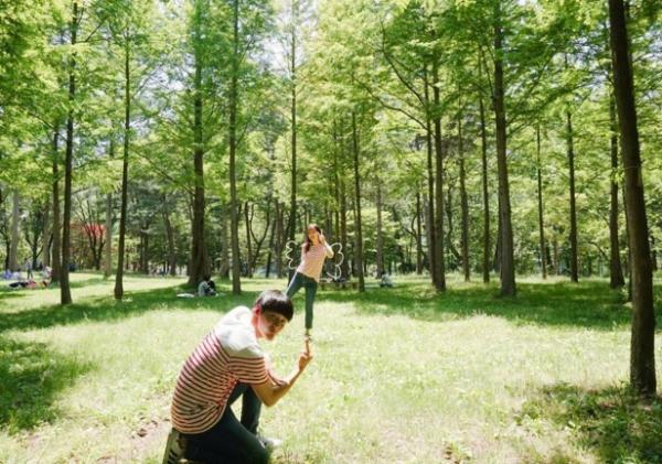 沒想過可以這樣拍! 韓國情侶9款創意生活照 第2款超搞笑!