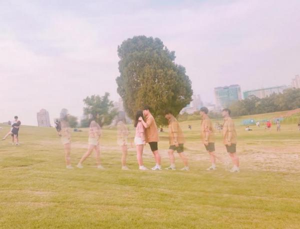 沒想過可以這樣拍! 韓國情侶9款創意生活照 第2款超搞笑!