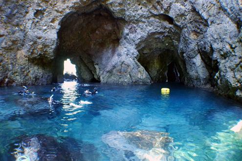 並非沖繩獨有！ 關西極美秘境「青之洞窟」