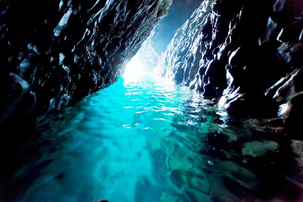 並非沖繩獨有！ 關西極美秘境「青之洞窟」