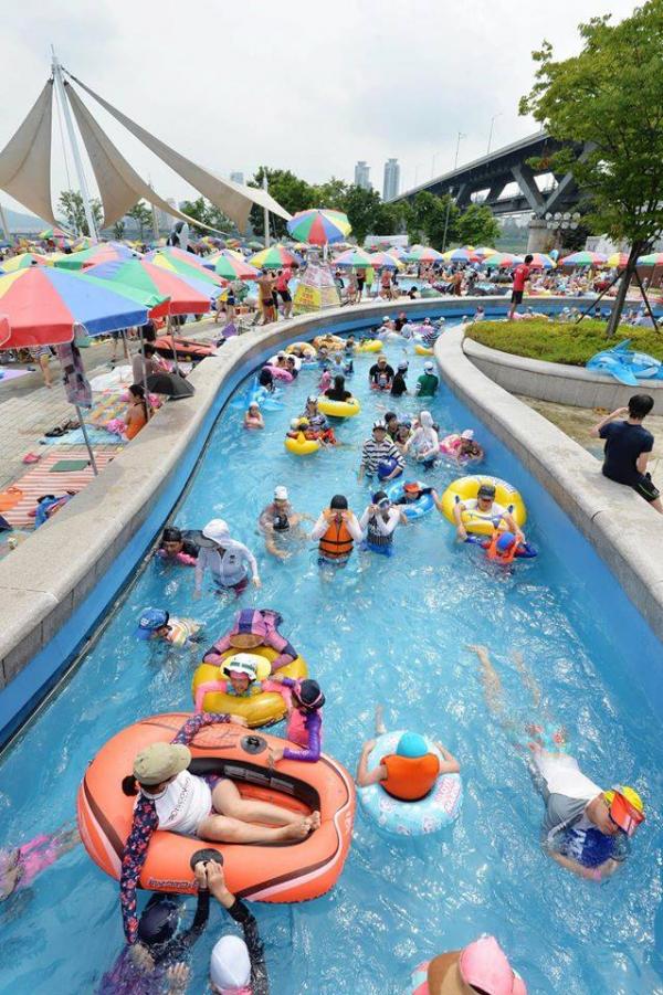 首爾「漢江戶外游泳池」今天啟動！ 有齊滑梯、流水道十足十小型水上樂園！