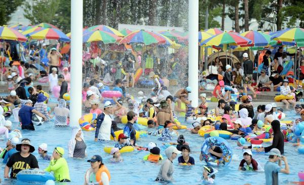 首爾「漢江戶外游泳池」今天啟動！ 有齊滑梯、流水道十足十小型水上樂園！