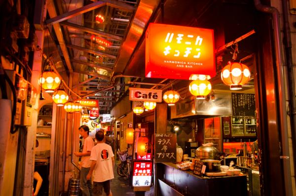 復古感大排檔美食街！ 東京設有100間平價小店的Harmonica橫丁