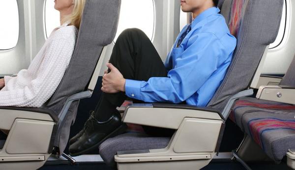 搭飛機時，前面乘客座椅挨後搞到無哂位 空姐Facebook這樣說