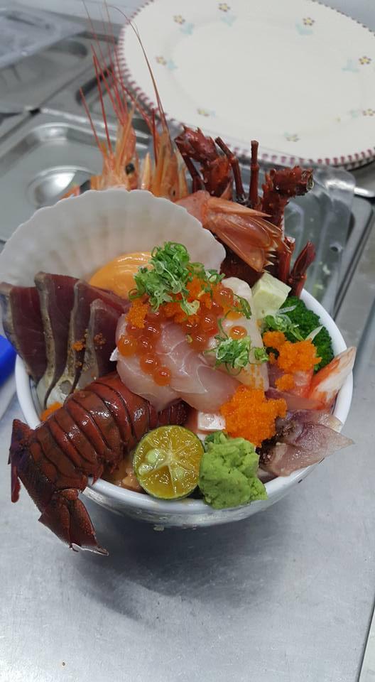 原隻龍蝦鋪在飯上！ 台北價廉份量足海鮮丼