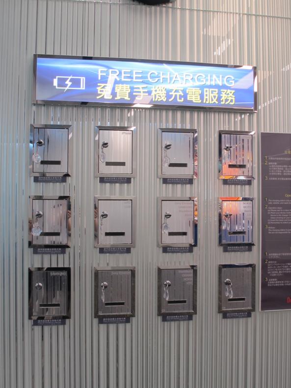 等上機唔怕無電！ 台北桃園機場超過500個免費充電服務點