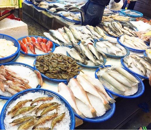 不用去日本築地！ 台灣即買即食海鮮、刺身漁市場