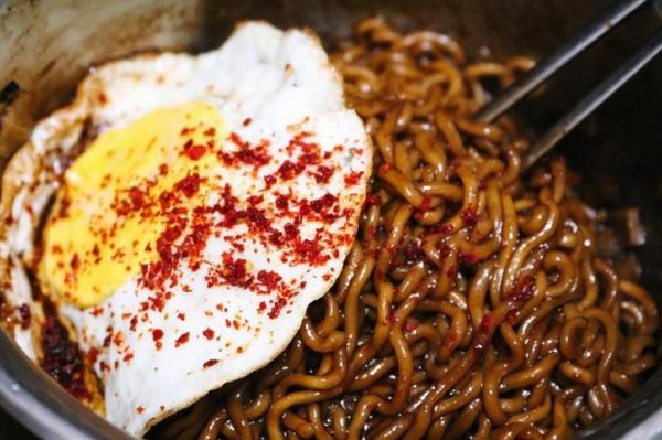 仲買「辛拉麵」已經Out喇！ 韓國人家中必備的7款公仔麵