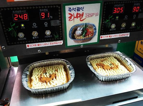 只有漢江公園才有得吃！ 韓國便利店即煮錫紙拉麵