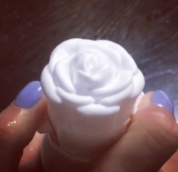 一按就有「玫瑰花」！ 日本好用滋潤超美泡泡潔面乳