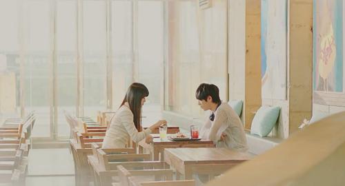 情侶出遊時10個老夫老妻舉動 中6個以上證明你們「打風都打唔甩」！