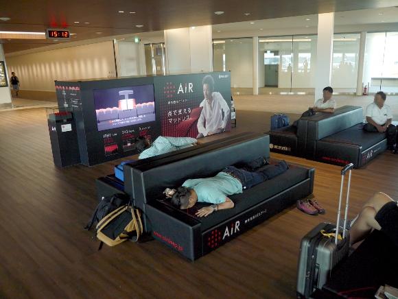 東京等飛機一定嚟呢到休息！成田機場 寬闊氣墊梳化床位置