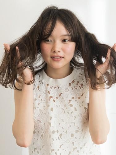 直髮女必學！直髮器輕易夾出「仙氣微捲髮」 旅行可以每日轉Look！