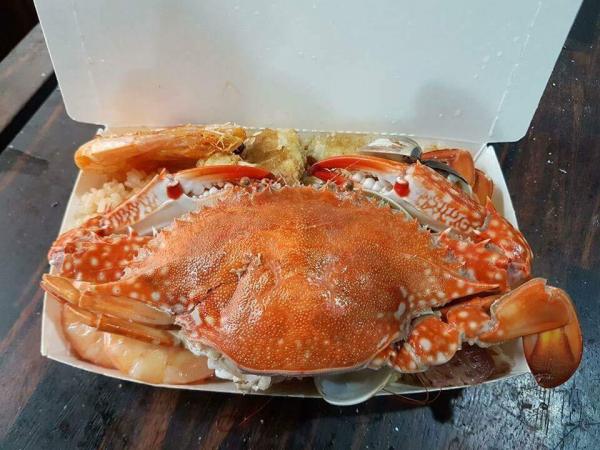 台灣新鮮抵食「巨型螃蟹炒飯」 老闆被問怕不怕蝕錢：大家喜歡吃就好