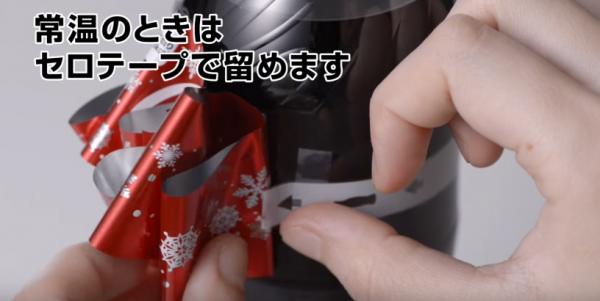 一拉即變絲帶結！ 日本可口可樂推聖誕新包裝