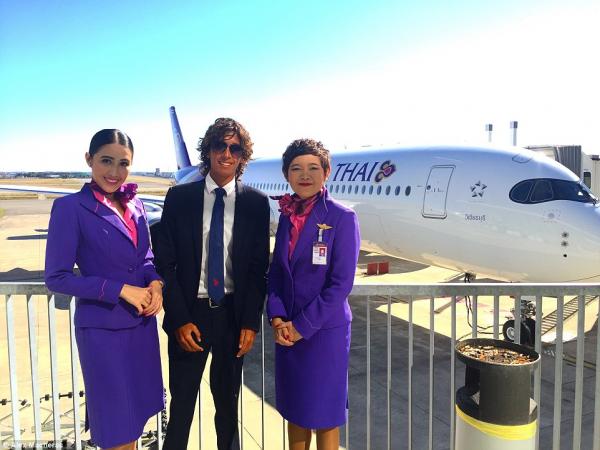 航空業界筍工！ 19歲少男坐頭等飲香檳環遊世界