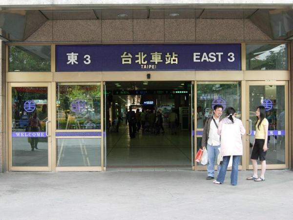 價錢、方便、舒適、時間邊個贏？ 台北機場捷運 vs. 國光客運大比併