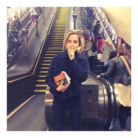 網友認為Emma Watson藉地鐵漂書回應 特朗普當選