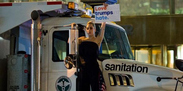 網友認為Emma Watson藉地鐵漂書回應 特朗普當選