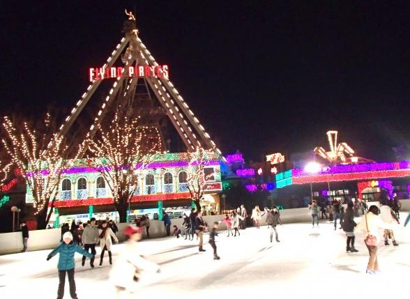 在燈飾下感受濃厚節日氣氛！ 日本5個冬季限定浪漫戶外溜冰場