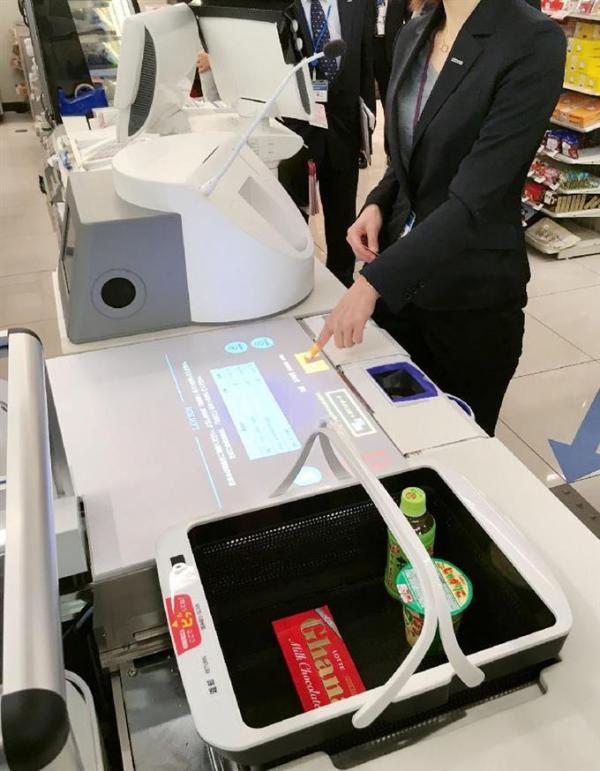 日本便利店逐步引入全自動化機器！ 收銀、入袋只需3秒完成