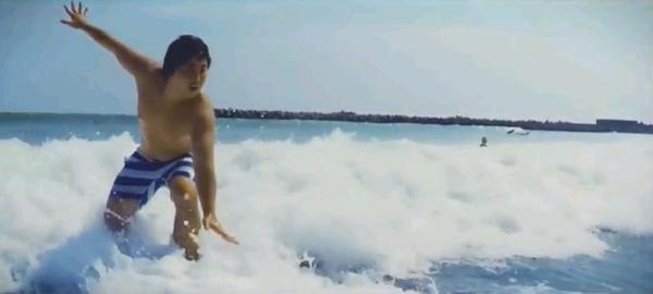 肥仔變身沙灘小子 推廣宮崎縣旅遊