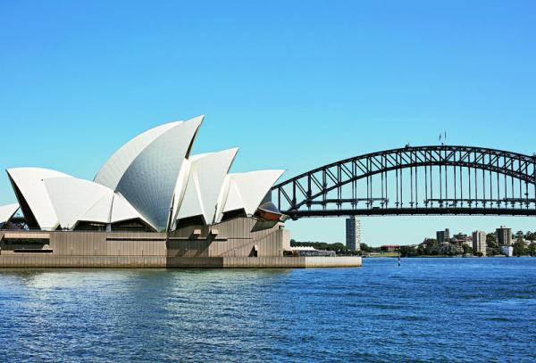 悉尼大橋及歌劇院均為地標之一，也是遊人不能錯過之地。